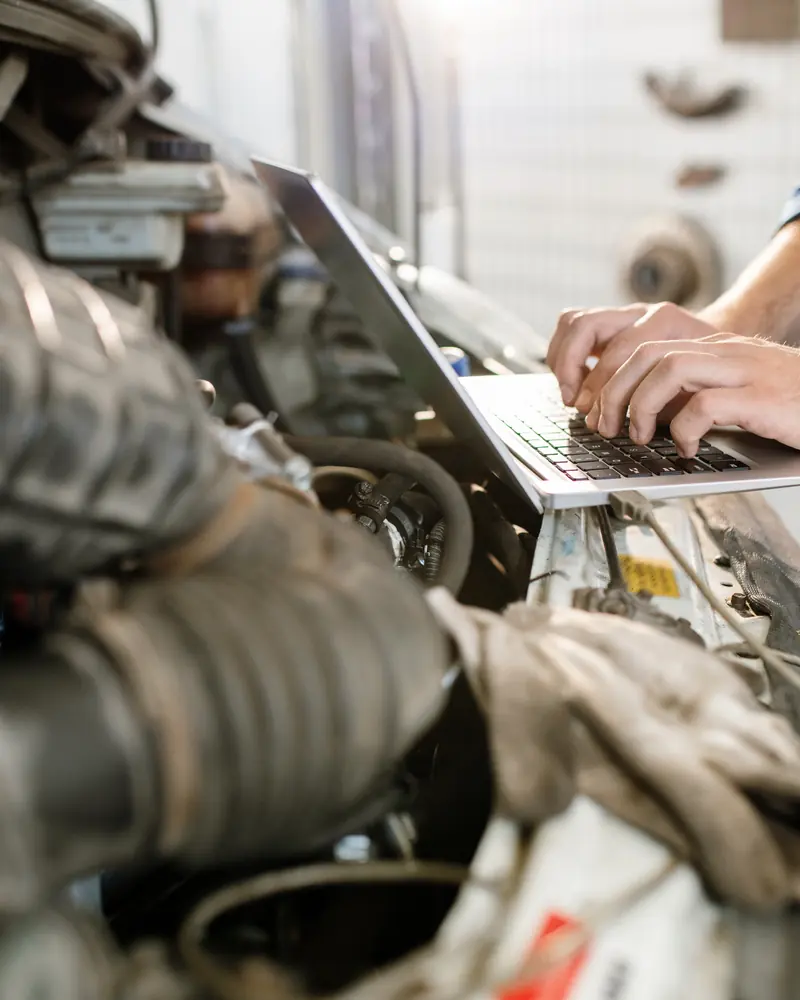 Diagnostic testing of a diesel engine with a laptop before despatch
